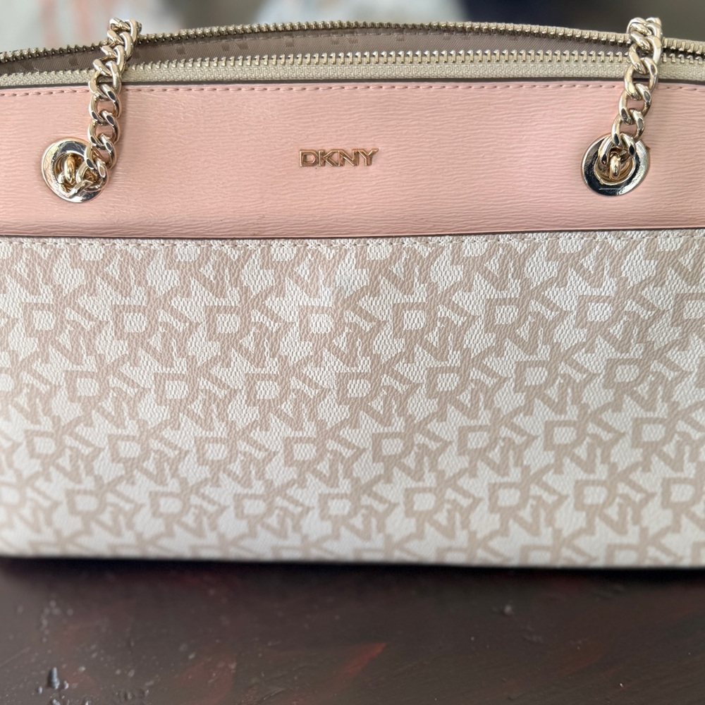 DKNY NWOT Pale Pink and cream Logo
Shoulder Bag Gold Chain Strap, Top Zip - Picture 6 of 9
